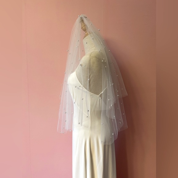 Pearl Beaded Short Wedding Veil with Comb Waist Length main image 6